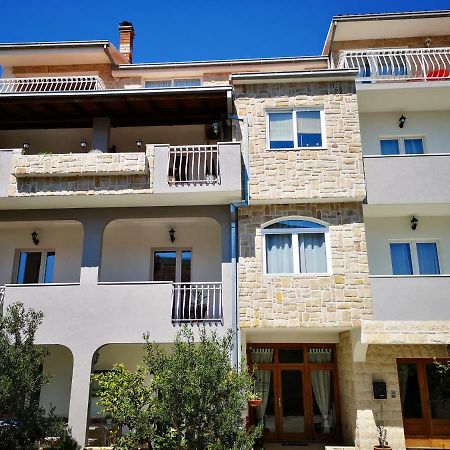 Apartments And Rooms Villa Dona ماكارسكا المظهر الخارجي الصورة